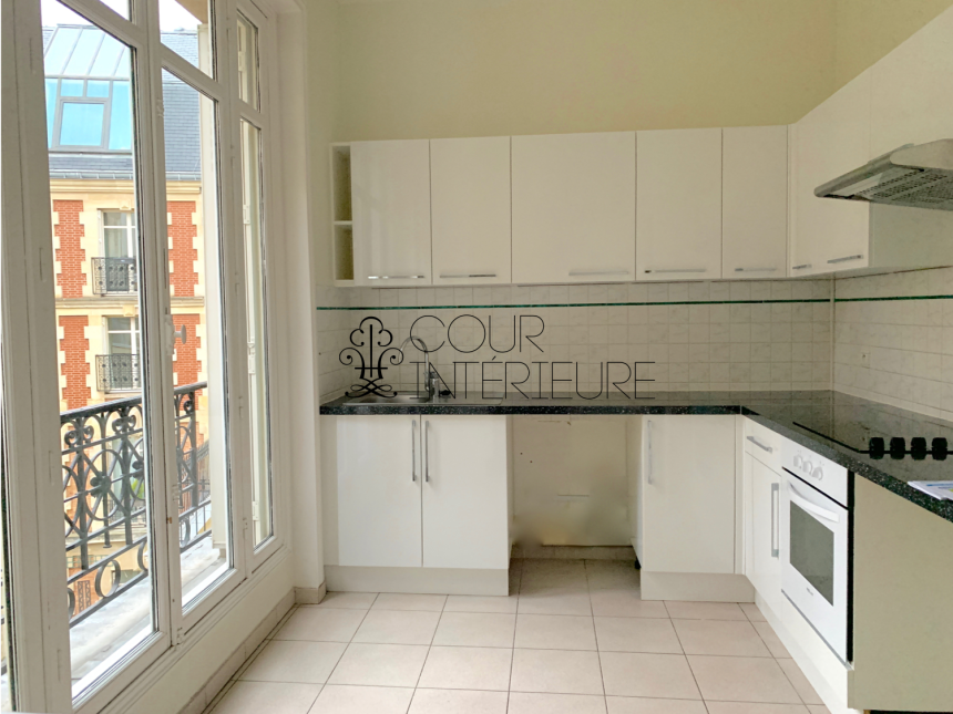 VIDE – Paris 8e (limite 17e) – Duplex 4 ch + Balcon Terrasse de 6m2 –  Parc Monceau – Rue Lisbonne – 200 m2 + Balcon 6 m2 – Loyer cc : 5.950 €