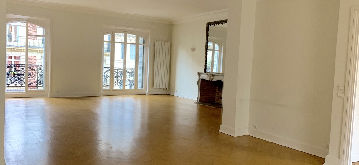 VIDE – Paris 8e (limite 17e) – Duplex 4 ch + Balcon Terrasse de 6m2 –  Parc Monceau – Rue Lisbonne – 200 m2 + Balcon 6 m2 – Loyer cc : 5.950 €