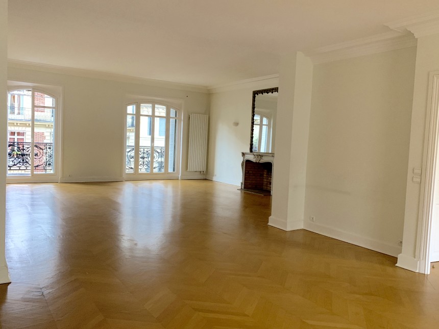 VIDE – Paris 8e (limite 17e) – Duplex 4 ch + Balcon Terrasse de 6m2 –  Parc Monceau – Rue Lisbonne – 200 m2 + Balcon 6 m2 – Loyer cc : 5.950 €