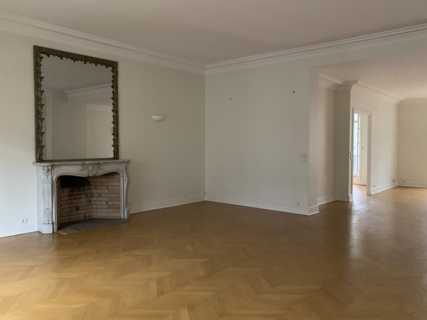 VIDE – Paris 8e (limite 17e) – Duplex 4 ch + Balcon Terrasse de 6m2 –  Parc Monceau – Rue Lisbonne – 200 m2 + Balcon 6 m2 – Loyer cc : 5.950 €