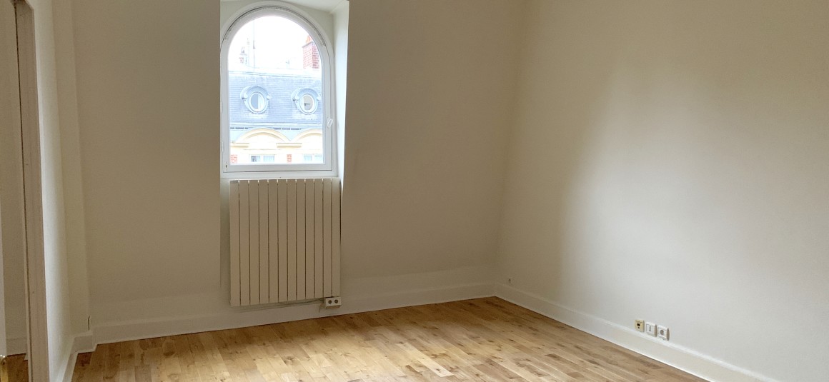 VIDE – Paris 8e (limite 17e) – Duplex 4 ch + Balcon Terrasse de 6m2 –  Parc Monceau – Rue Lisbonne – 200 m2 + Balcon 6 m2 – Loyer cc : 5.950 €