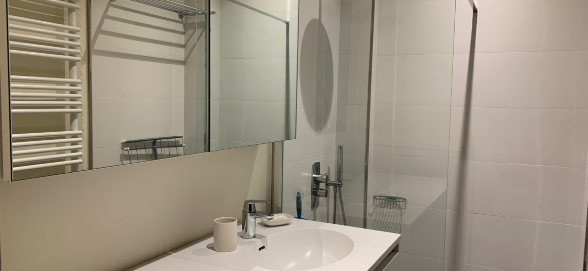 MEUBLÉ – 2 chambres – Paris 16ème – Rue Chalgrin – Petit balcon – 65  m2 – 1er étage ascenseur – Loyer charges comprises : 3.000 euros cc