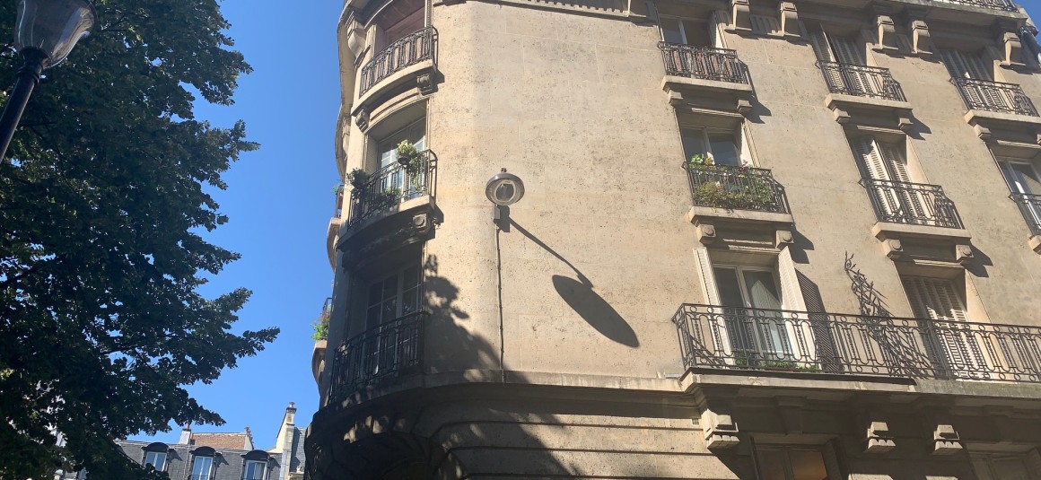 MEUBLÉ – 1 ch – 52 m2 – Paris 15e – Rue Alain Chartier – Métro : Convention – Loyer cc : 1.750 €