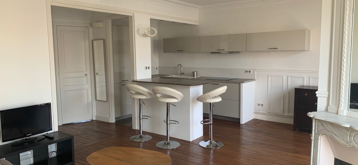 MEUBLÉ – 1 ch – 52 m2 – Paris 15e – Rue Alain Chartier – Métro : Convention – Loyer cc : 1.750 €
