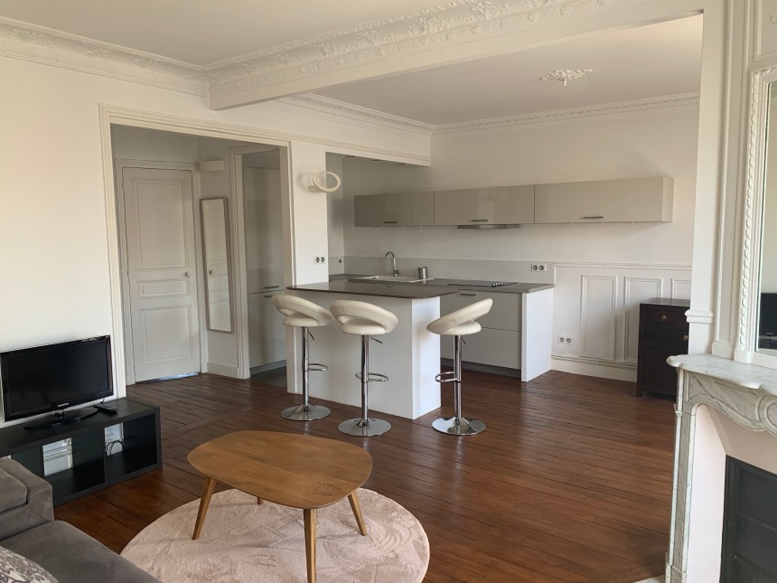 MEUBLÉ – 1 ch – 52 m2 – Paris 15e – Rue Alain Chartier – Métro : Convention – Loyer cc : 1.750 €