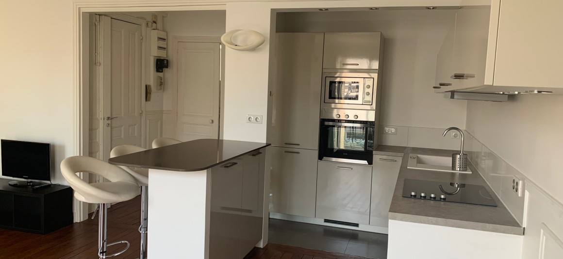 MEUBLÉ – 1 ch – 52 m2 – Paris 15e – Rue Alain Chartier – Métro : Convention – Loyer cc : 1.750 €