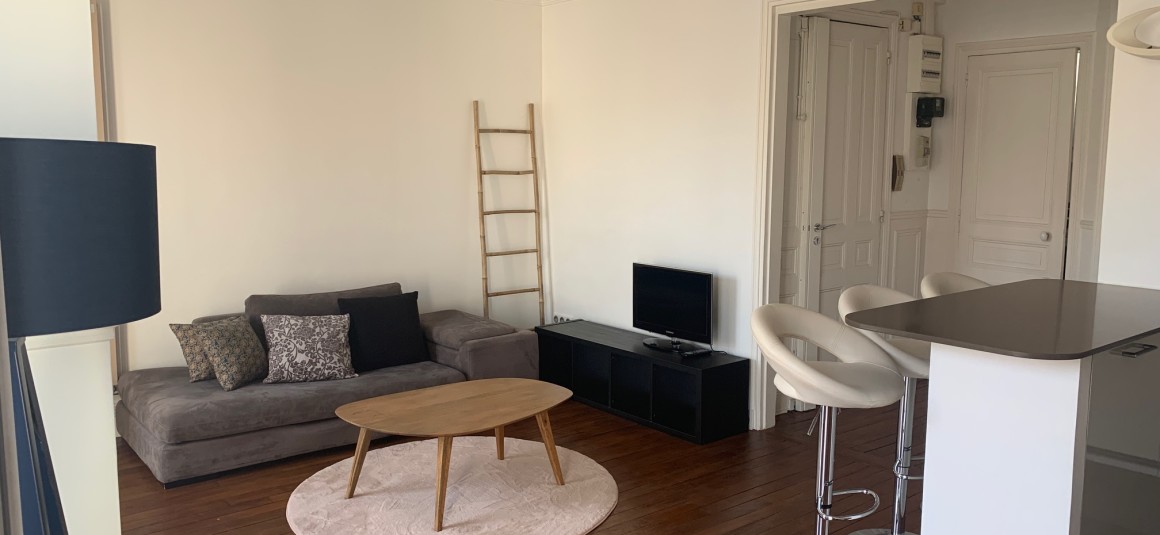 MEUBLÉ – 1 ch – 52 m2 – Paris 15e – Rue Alain Chartier – Métro : Convention – Loyer cc : 1.750 €