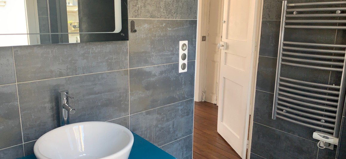 MEUBLÉ – 1 ch – 52 m2 – Paris 15e – Rue Alain Chartier – Métro : Convention – Loyer cc : 1.750 €
