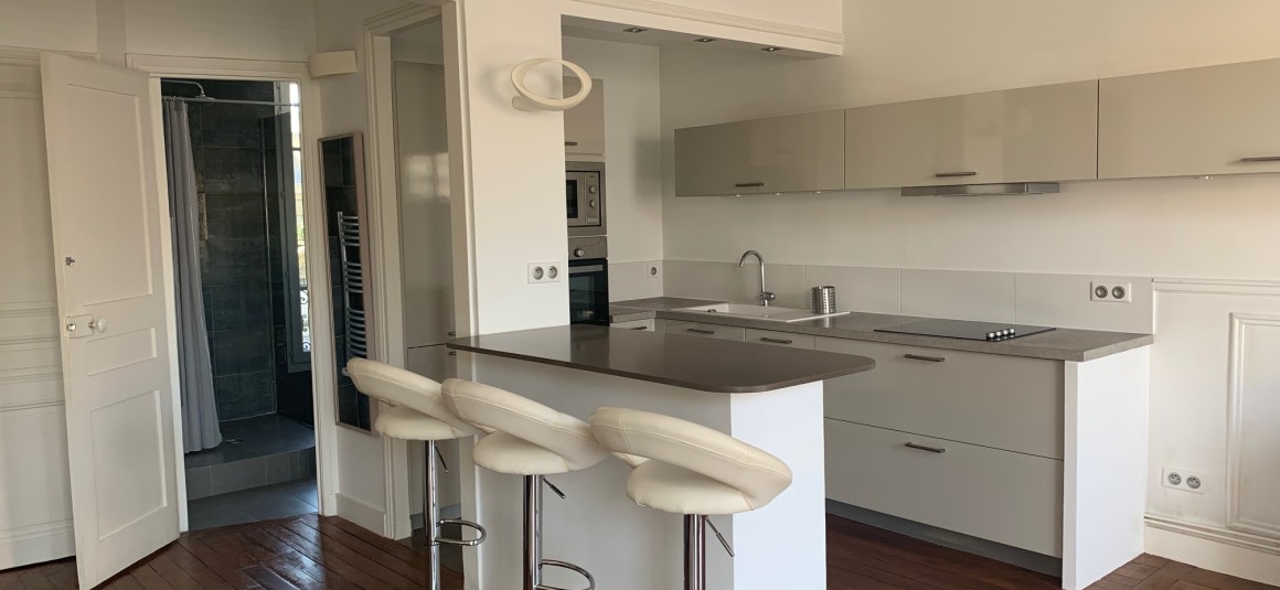 MEUBLÉ – 1 ch – 52 m2 – Paris 15e – Rue Alain Chartier – Métro : Convention – Loyer cc : 1.750 €