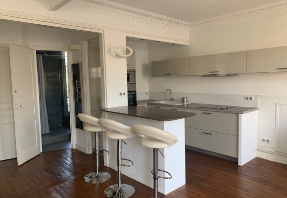 MEUBLÉ – 1 ch – 52 m2 – Paris 15e – Rue Alain Chartier – Métro : Convention – Loyer cc : 1.750 €