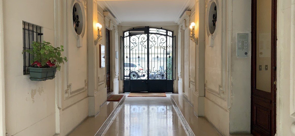 MEUBLÉ – 2 chambres – Paris 16ème – Rue Chalgrin – Petit balcon – 65  m2 – 1er étage ascenseur – Loyer charges comprises : 3.000 euros cc