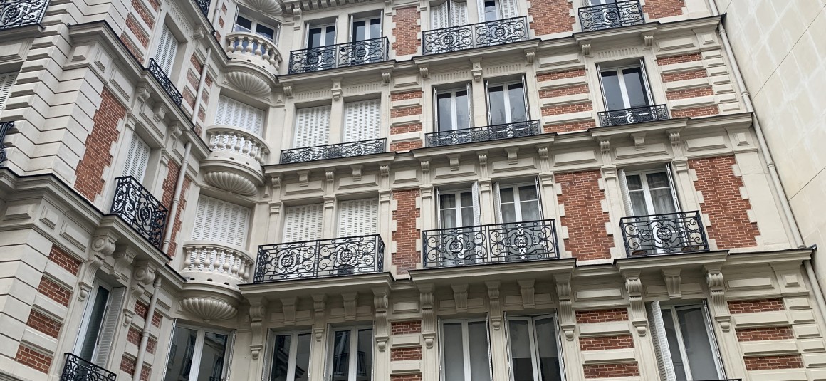 MEUBLÉ – 2 chambres – Paris 16ème – Rue Chalgrin – Petit balcon – 65  m2 – 1er étage ascenseur – Loyer charges comprises : 3.000 euros cc