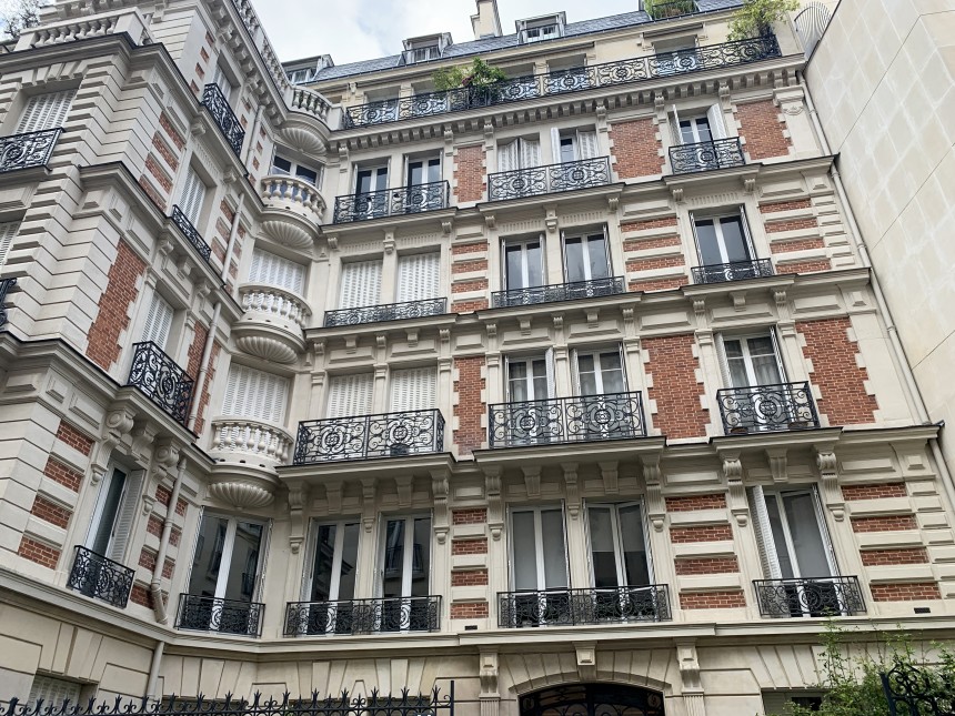 MEUBLÉ – 2 chambres – Paris 16ème – Rue Chalgrin – Petit balcon – 65  m2 – 1er étage ascenseur – Loyer charges comprises : 3.000 euros cc