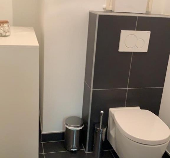 MEUBLÉ – Studio / 1 chambre – 35,2 m2 – Paris 14ème – Rue Tombe Issoire – Denfert Rochereau – 5e étage asc – Loyer charges comprises : 1.460 euros (chauffage inclus)