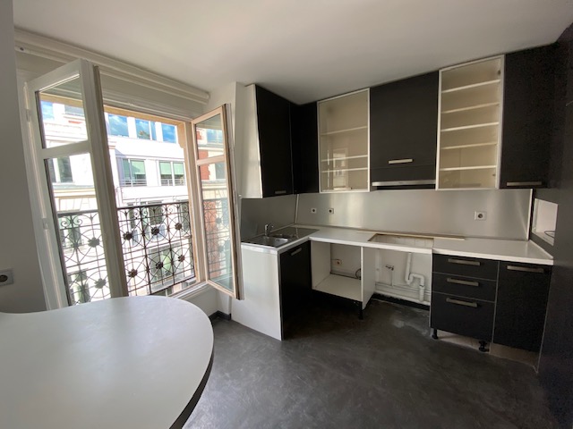 VIDE –  DUPLEX  avec 3 chambres – Paris 8e (limite 17e) – Parc Monceau – Rue Lisbonne – 134 m2 – Duplex 5e et 6e étage asc – Loyer cc : 4.185,00 euros (parking compris)