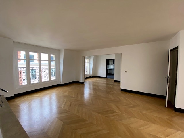 VIDE –  DUPLEX  avec 3 chambres – Paris 8e (limite 17e) – Parc Monceau – Rue Lisbonne – 134 m2 – Duplex 5e et 6e étage asc – Loyer cc : 4.185,00 euros (parking compris)