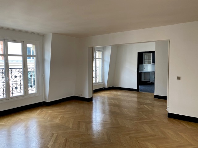 VIDE –  DUPLEX  avec 3 chambres – Paris 8e (limite 17e) – Parc Monceau – Rue Lisbonne – 134 m2 – Duplex 5e et 6e étage asc – Loyer cc : 4.185,00 euros (parking compris)