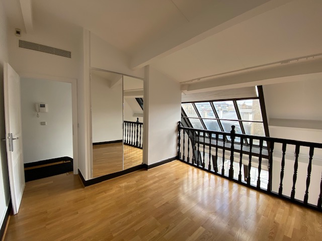 VIDE –  DUPLEX  avec 3 chambres – Paris 8e (limite 17e) – Parc Monceau – Rue Lisbonne – 134 m2 – Duplex 5e et 6e étage asc – Loyer cc : 4.185,00 euros (parking compris)