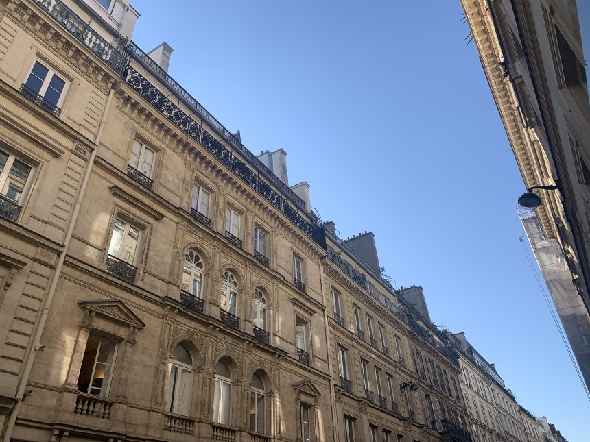 VIDE – 2 chambres – 85 m2 – Paris 9ème – Square Montholon – 3ème  étage avec ascenseur – Loyer charges comprises : 2.441 euros