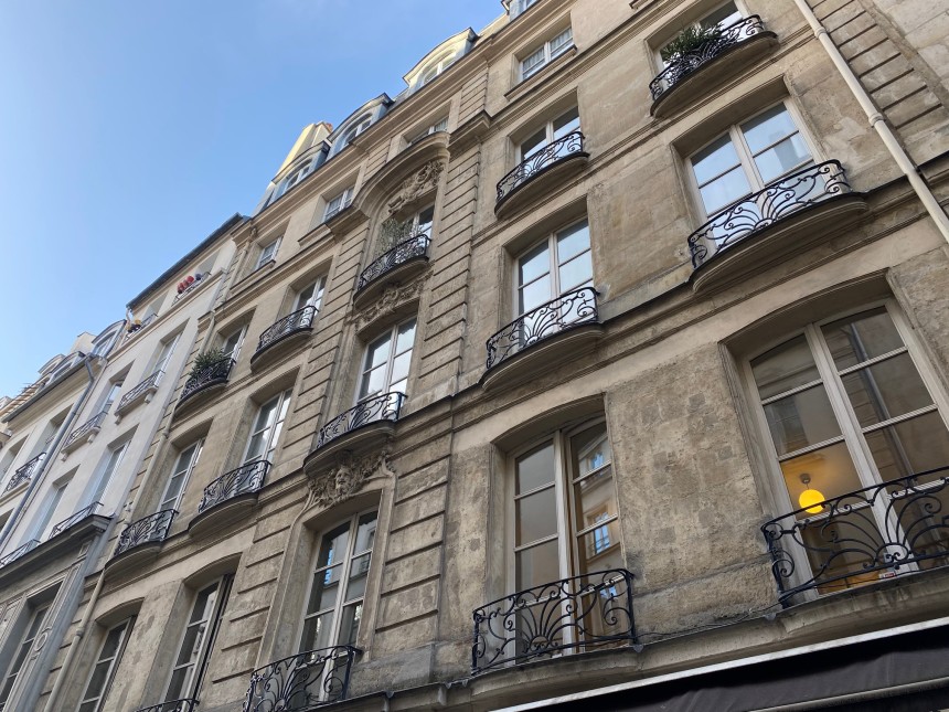 MEUBLÉ – 2 ch – 100 m2 – Paris 1e – Rue Montorgueil – 3ème étage asc sur cour – Loyer : 3.000 € cc