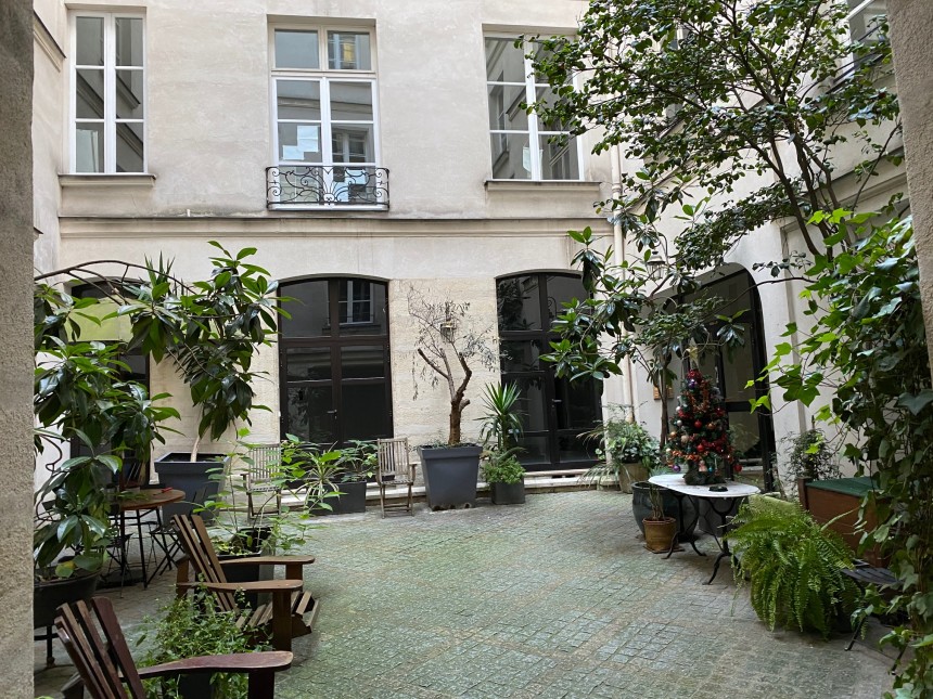 MEUBLÉ – 2 ch – 100 m2 – Paris 1e – Rue Montorgueil – 3ème étage asc sur cour – Loyer : 3.000 € cc