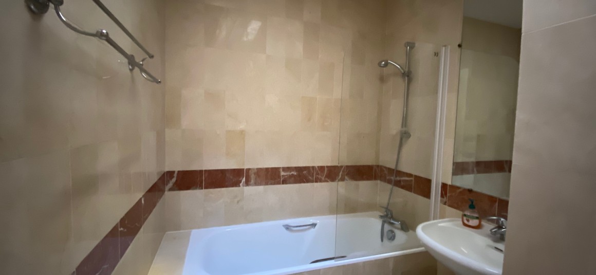 VIDE – Maison en duplex – 95 m2 avec pkg en s.sol – 2 ch – Paris 8e – Rue Lisbonne – Loyer cc : 2.785 euros