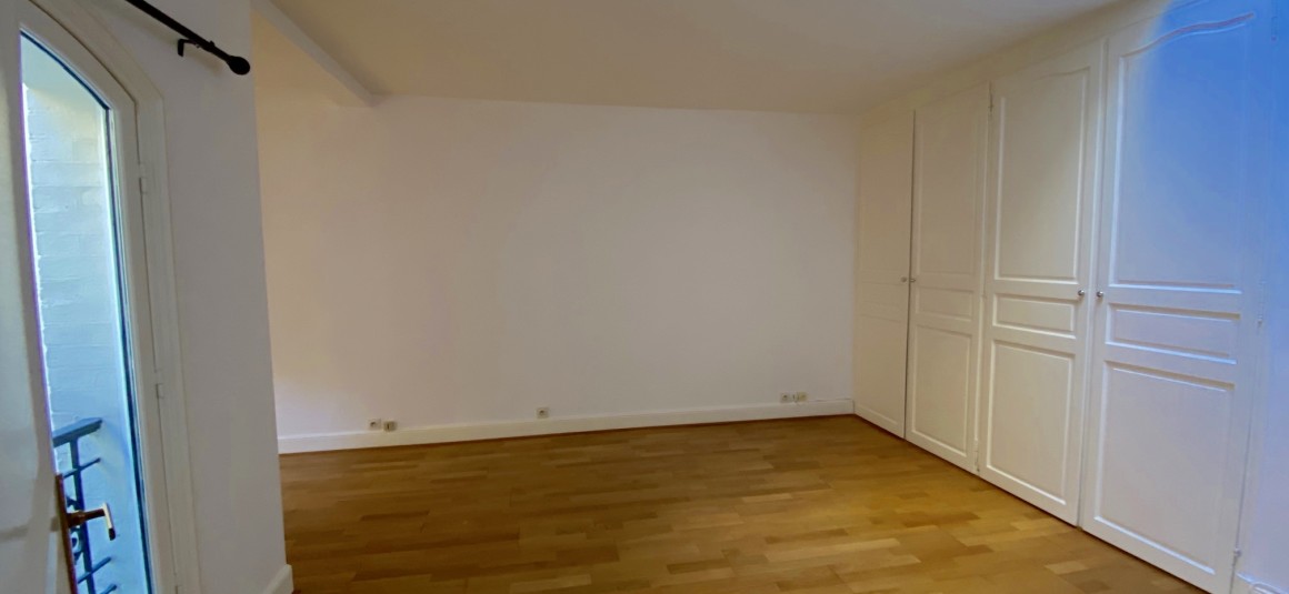 VIDE – Maison en duplex – 95 m2 avec pkg en s.sol – 2 ch – Paris 8e – Rue Lisbonne – Loyer cc : 2.785 euros