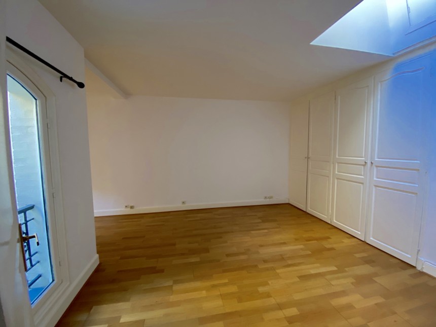 VIDE – Maison en duplex – 95 m2 avec pkg en s.sol – 2 ch – Paris 8e – Rue Lisbonne – Loyer cc : 2.785 euros