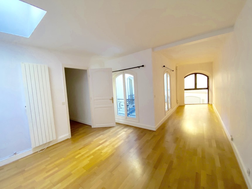 VIDE – Maison en duplex – 95 m2 avec pkg en s.sol – 2 ch – Paris 8e – Rue Lisbonne – Loyer cc : 2.785 euros