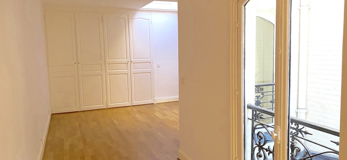 VIDE – Maison en duplex – 95 m2 avec pkg en s.sol – 2 ch – Paris 8e – Rue Lisbonne – Loyer cc : 2.785 euros