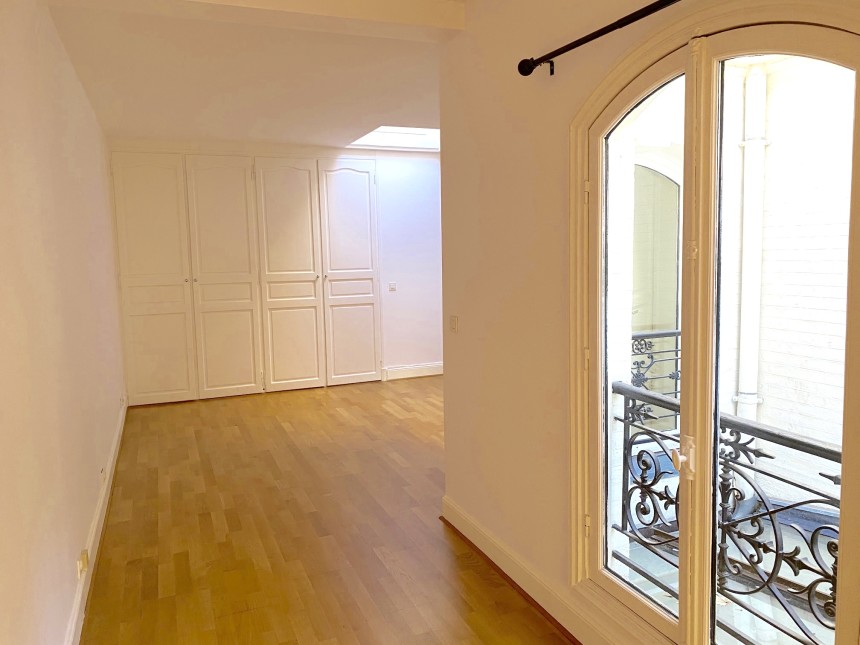 VIDE – Maison en duplex – 95 m2 avec pkg en s.sol – 2 ch – Paris 8e – Rue Lisbonne – Loyer cc : 2.785 euros