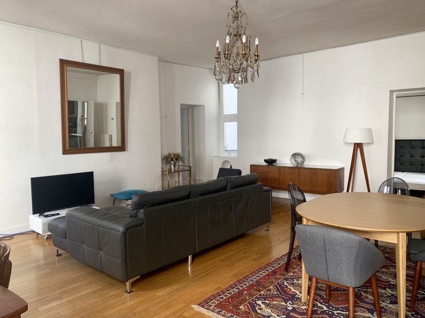 MEUBLÉ – 2 ch – 100 m2 – Paris 1e – Rue Montorgueil – 3ème étage asc sur cour – Loyer : 3.000 € cc