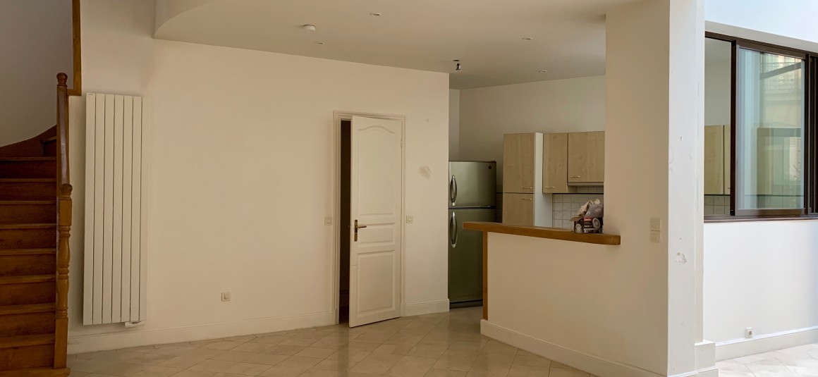 VIDE – Maison en duplex – 95 m2 avec pkg en s.sol – 2 ch – Paris 8e – Rue Lisbonne – Loyer cc : 2.785 euros