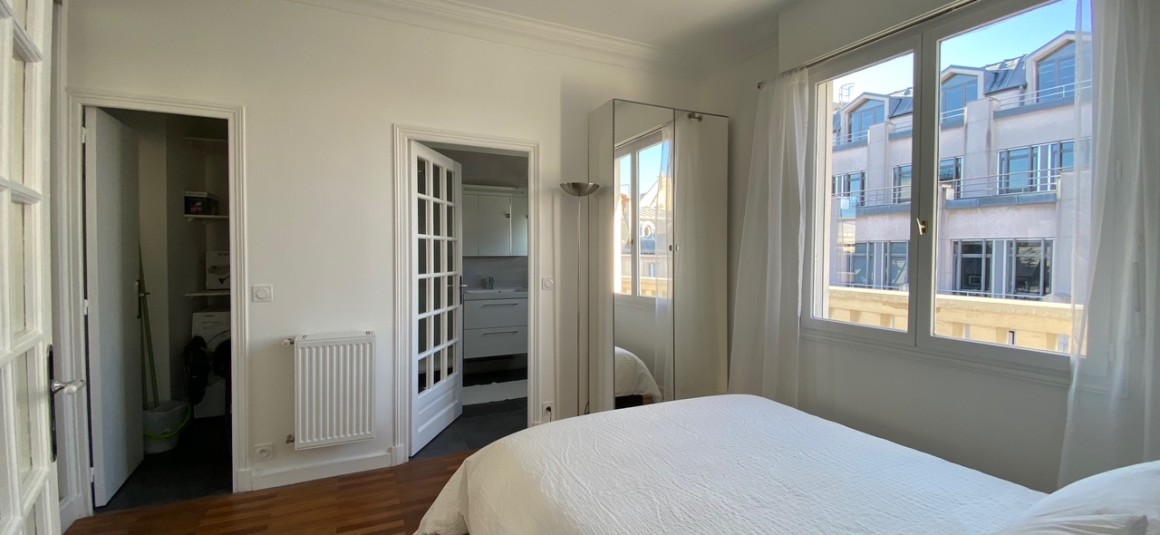 MEUBLÉ – 1 chambre – 41 m2 – Paris 8ème – Rue d’Artois – Balcon filant – 6ème avec ascenseur – Loyer cc : 2.000