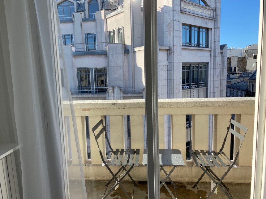 MEUBLÉ – 1 chambre – 41 m2 – Paris 8ème – Rue d’Artois – Balcon filant – 6ème avec ascenseur – Loyer cc : 2.000