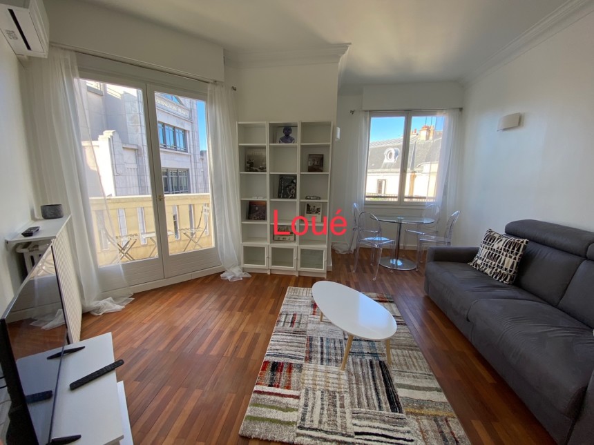 MEUBLÉ – 1 chambre – 41 m2 – Paris 8ème – Rue d’Artois – Balcon filant – 6ème avec ascenseur – Loyer cc : 2.000