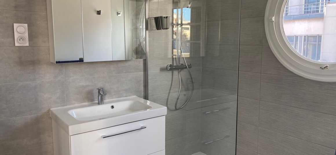 MEUBLÉ – 1 chambre – 41 m2 – Paris 8ème – Rue d’Artois – Balcon filant – 6ème avec ascenseur – Loyer cc : 2.000