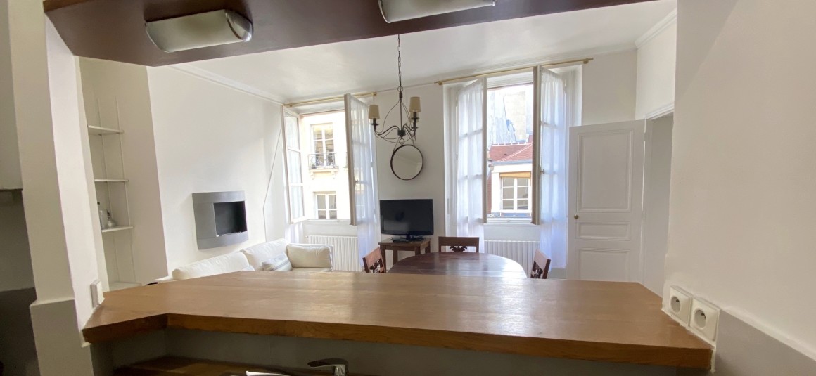 MEUBLÉ – 2 ch – 90 m2 Paris 1er – Montorgueil – 4ème étage ascenseur – Loyer cc : 2.800 €