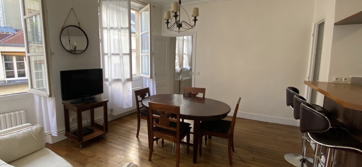 MEUBLÉ – 2 ch – 90 m2 Paris 1er – Montorgueil – 4ème étage ascenseur – Loyer cc : 2.800 €