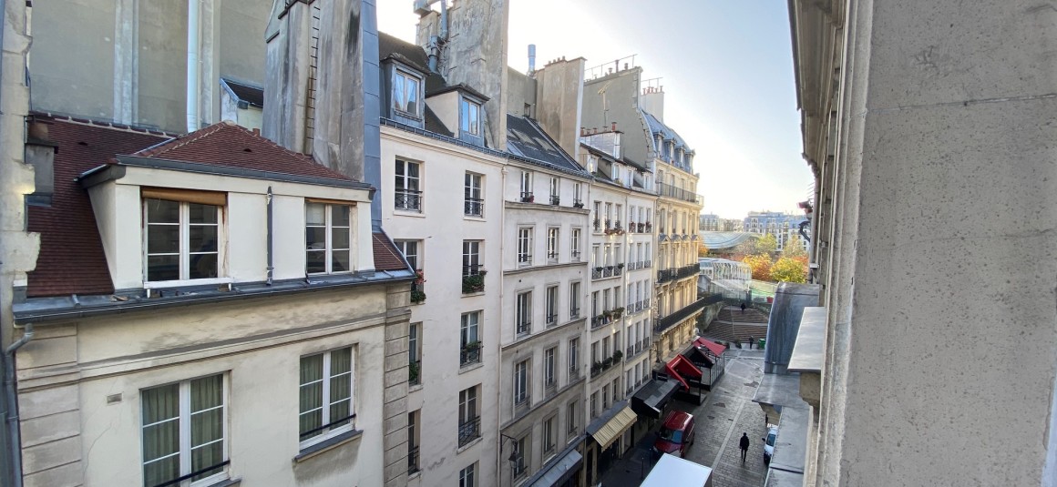 MEUBLÉ – 2 ch – 90 m2 Paris 1er – Montorgueil – 4ème étage ascenseur – Loyer cc : 2.800 €