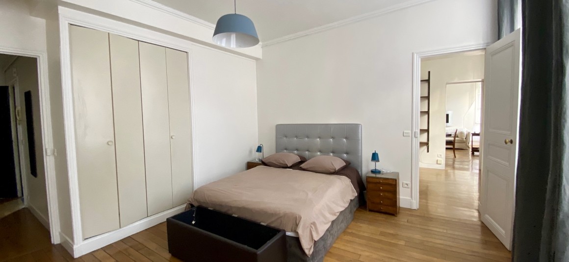 MEUBLÉ – 2 ch – 90 m2 Paris 1er – Montorgueil – 4ème étage ascenseur – Loyer cc : 2.800 €