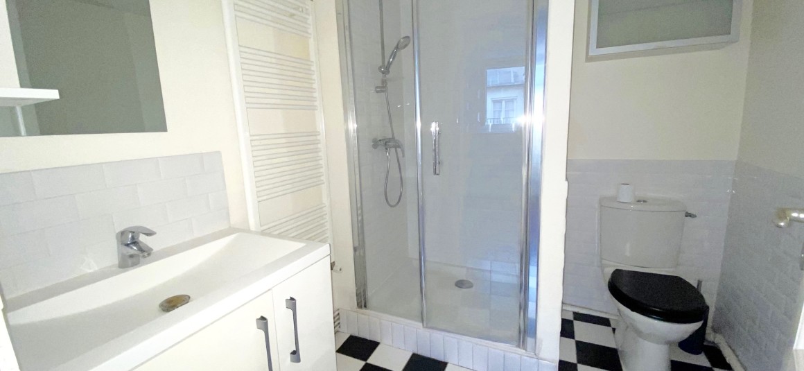 IMG_1204 VIDE – 1 chambre – Paris 9ème – Rue Joubert – 40 m2 – 5ème étage avec ascenseur – Loyer charges comprises : 1.311 €