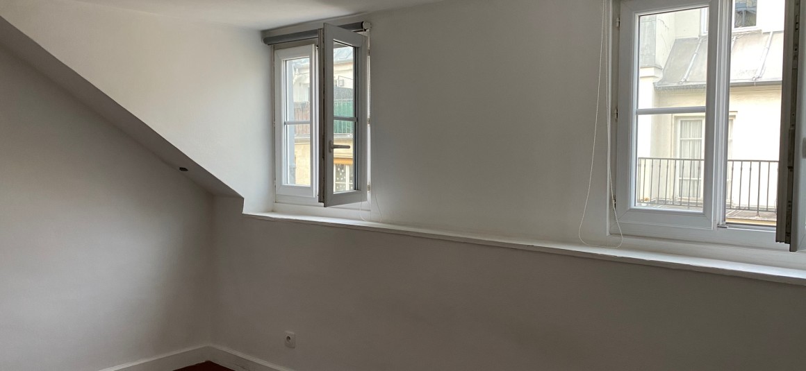 IMG_1553 VIDE – 1 chambre – Paris 9ème – Rue Joubert – 40 m2 – 5ème étage avec ascenseur – Loyer charges comprises : 1.311 €