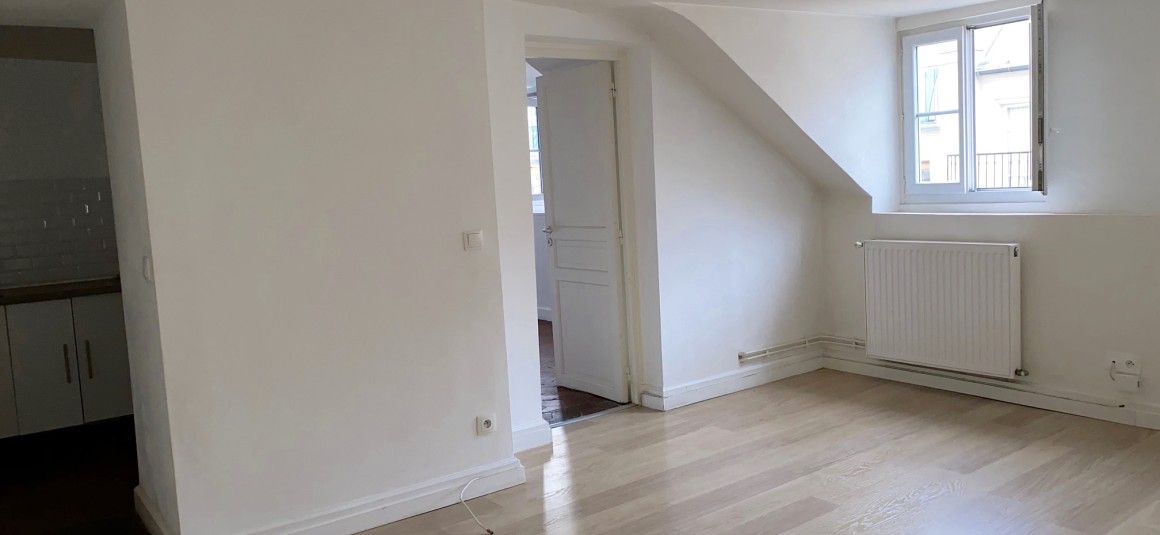 IMG_1569 VIDE – 1 chambre – Paris 9ème – Rue Joubert – 40 m2 – 5ème étage avec ascenseur – Loyer charges comprises : 1.311 €