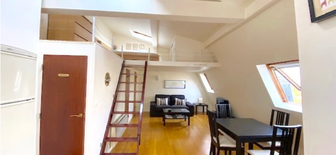 MEUBLÉ – Grand studio / 2 pièces – 31 m2 et 47 m2 au sol – Paris 17ème – Batignolles Rue Lemercier – Village Batignolles – 6ème et dernier étage avec ascenseur – Loyer charges comprises : 1.300 €
