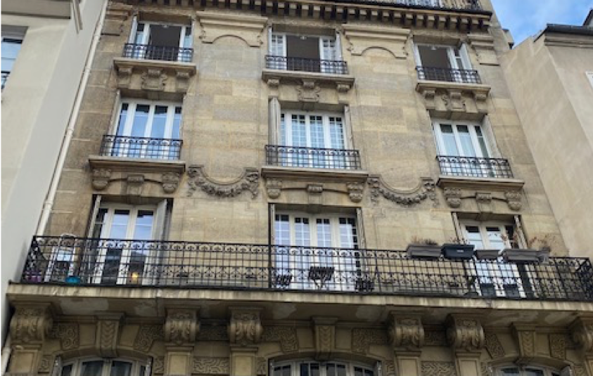 MEUBLÉ – Grand studio / 2 pièces – 31 m2 et 47 m2 au sol – Paris 17ème – Batignolles Rue Lemercier – Village Batignolles – 6ème et dernier étage avec ascenseur – Loyer charges comprises : 1.300 €