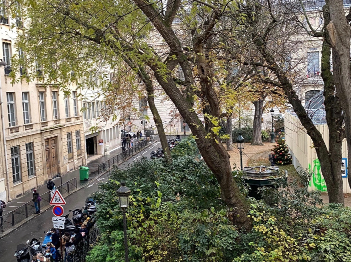 MEUBLÉ – 1 ch – Paris 2ème – 48 m2 – Rue Lulli (Square Louvois) – 2ème étage ascenseur – Loyer cc : 1.980 € (chauffage eau chaude collectif)