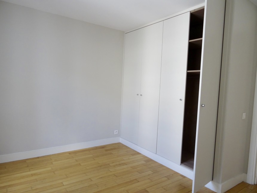 Vide – 3 ch – Paris 9e – Square Montholon – 87 m2 – 5ème étage ascenseur – Loyer : 2.660 euros cc