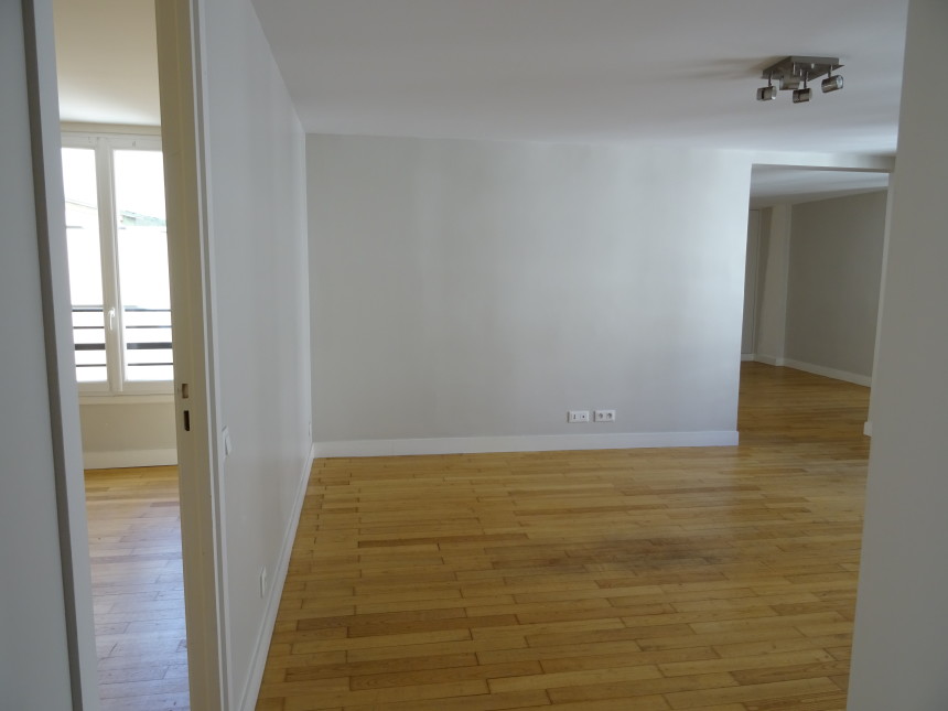 Vide – 3 ch – Paris 9e – Square Montholon – 87 m2 – 5ème étage ascenseur – Loyer : 2.660 euros cc