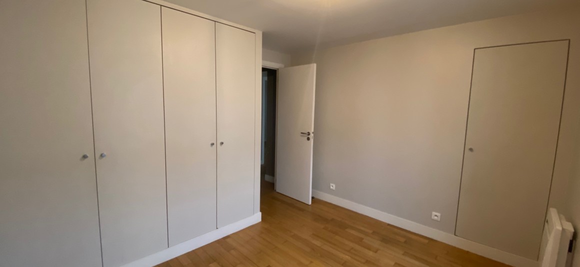 Vide – 3 ch – Paris 9e – Square Montholon – 87 m2 – 5ème étage ascenseur – Loyer : 2.660 euros cc